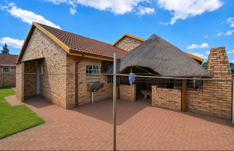 5 Bedroom Property for Sale in Kannoniers Park North West
